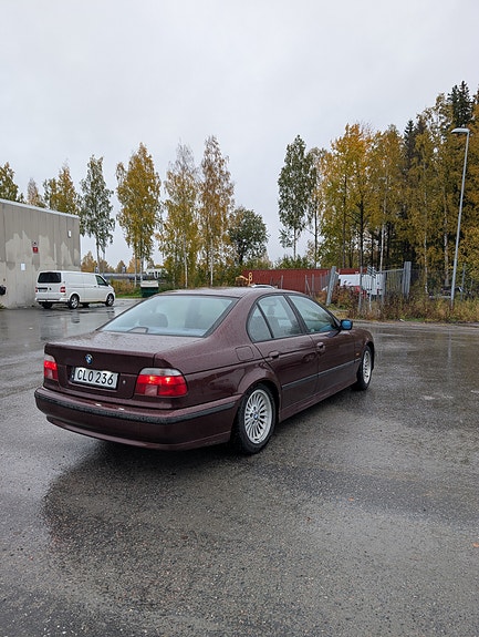 BMW 523i 6 of 9