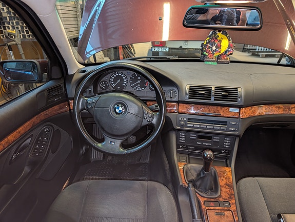 BMW 523i 8 of 9