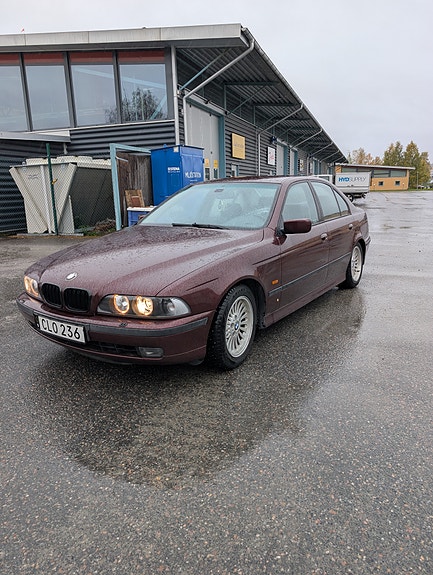 BMW 523i 2 of 9