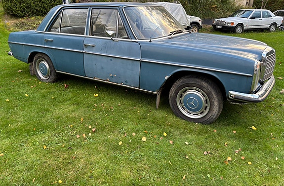 Mercedes-Benz 230 3 of 6