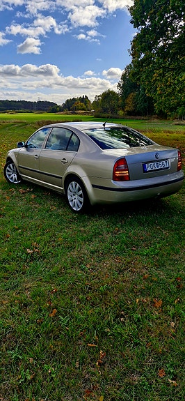 Skoda Superb 2 of 7