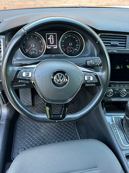 Volkswagen Golf VII 6 of 9