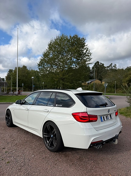 BMW 320i 2 of 8