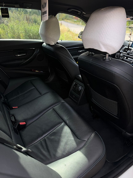 BMW 320i 7 of 8
