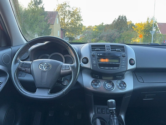 Toyota RAV4 10 of 12