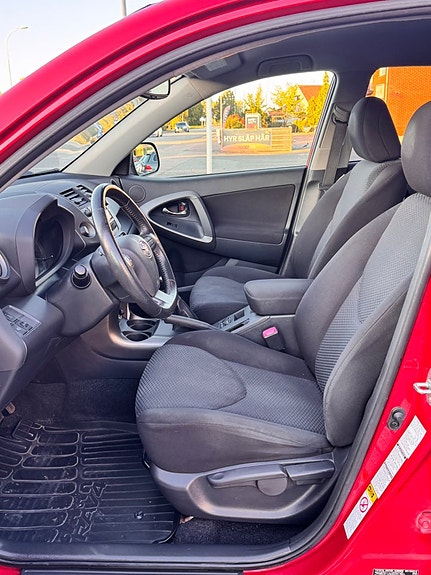 Toyota RAV4 11 of 12