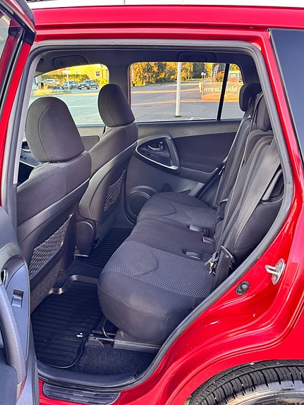 Toyota RAV4 9 of 12
