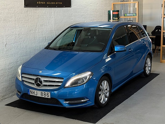 Mercedes-Benz B200 2 of 15
