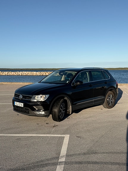 Volkswagen Tiguan 2 of 6