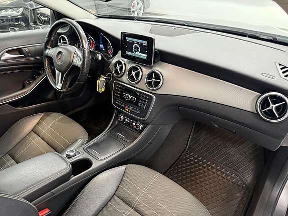 Mercedes-Benz GLA220 11 of 29