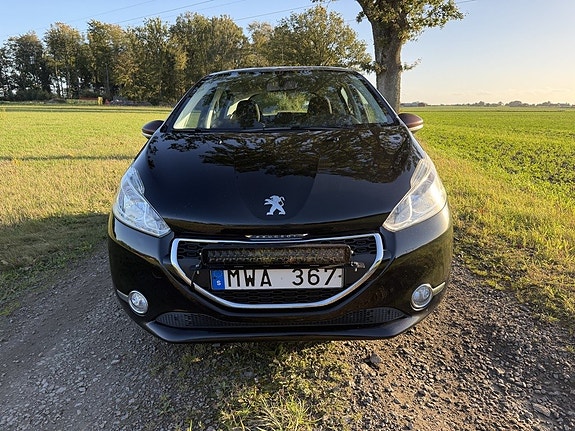 Peugeot 208 3 of 10