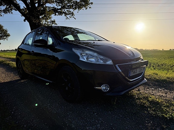 Peugeot 208 2 of 10