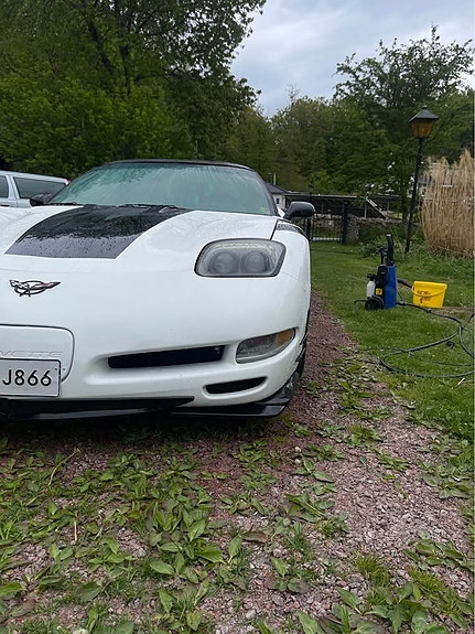 Chevrolet Corvette 2 of 4