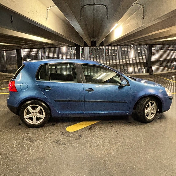 Volkswagen Golf V 2 of 6