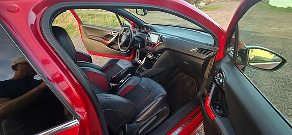 Peugeot 208 4 of 6
