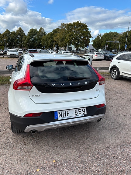 Volvo V40 Cross Country 3 of 8