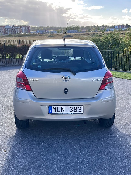 Toyota Yaris 4 of 7