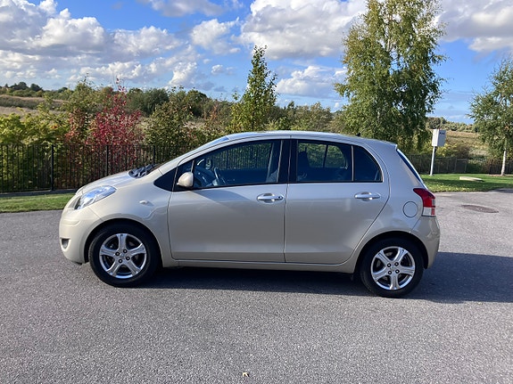 Toyota Yaris 3 of 7
