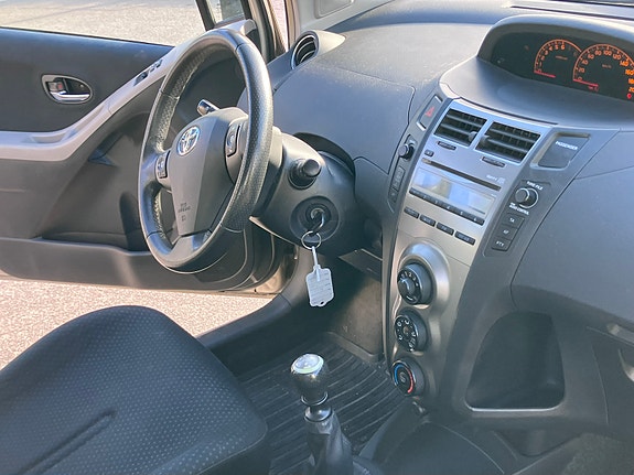 Toyota Yaris 5 of 7