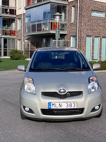 Toyota Yaris 2 of 7