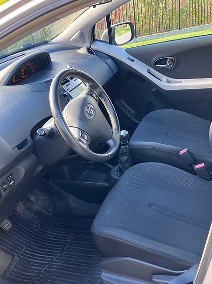 Toyota Yaris 6 of 7