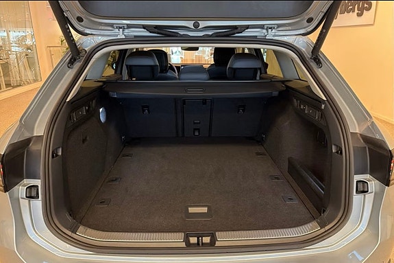 Volkswagen Passat 8 of 12