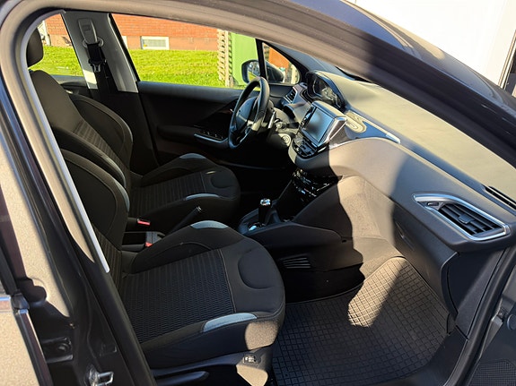 Peugeot 208 11 of 14