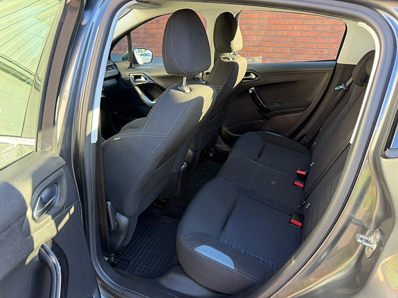 Peugeot 208 9 of 14