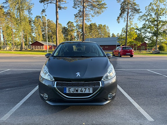 Peugeot 208 2 of 14