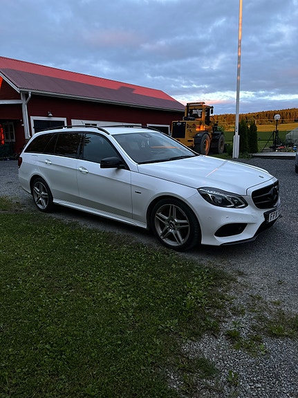 Mercedes-Benz E220 2 of 5