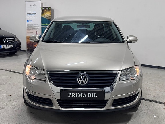 Volkswagen Passat 2 of 22