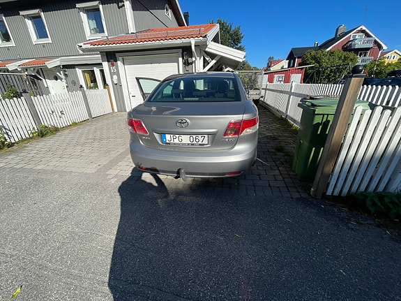 Toyota Avensis 2 of 8