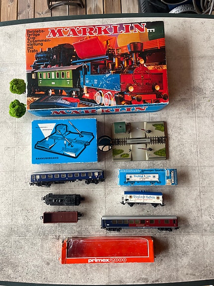 Märklin modelljärnväg med lok, vagnar och räls