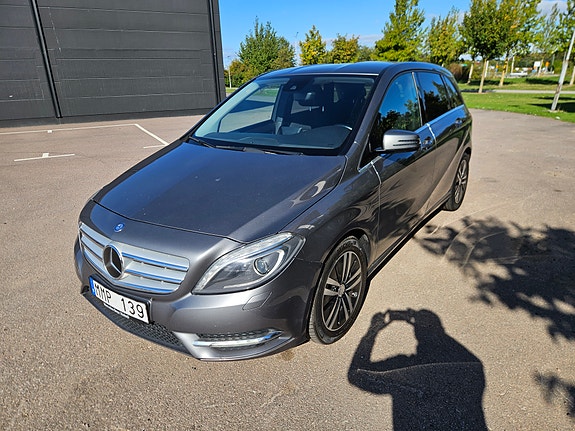 Mercedes-Benz B180 2 of 13