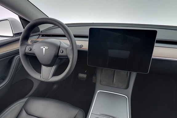 Tesla Model Y 15 of 26