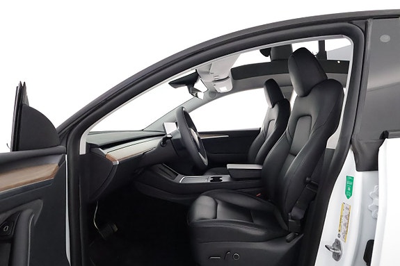 Tesla Model Y 10 of 26