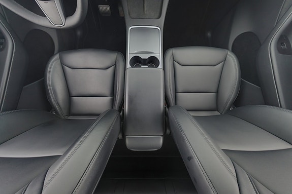Tesla Model Y 14 of 26