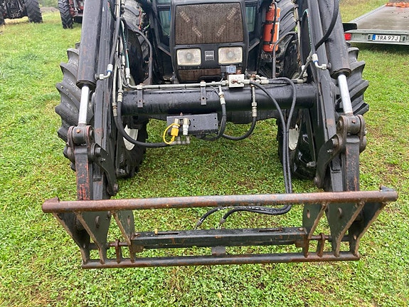 Valmet/Valtra 700 med lastare och Bakrutekil 4 of 12
