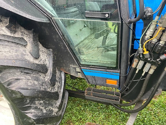 Valmet/Valtra 700 med lastare och Bakrutekil 6 of 12