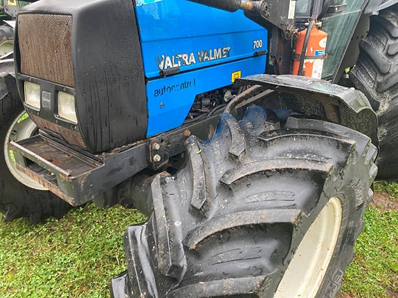 Valmet/Valtra 700 med lastare och Bakrutekil 3 of 12