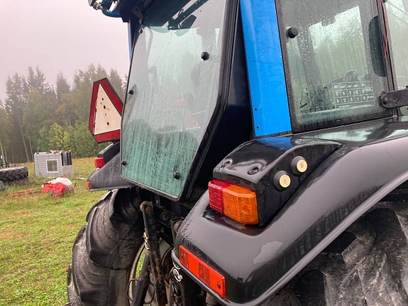 Valmet/Valtra 700 med lastare och Bakrutekil 8 of 12