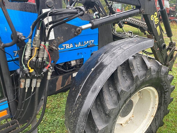 Valmet/Valtra 700 med lastare och Bakrutekil 7 of 12