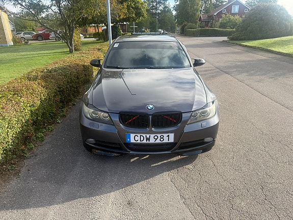 BMW 318d 2 of 3
