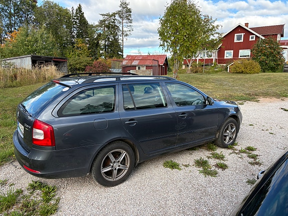 Skoda Octavia 2 of 5
