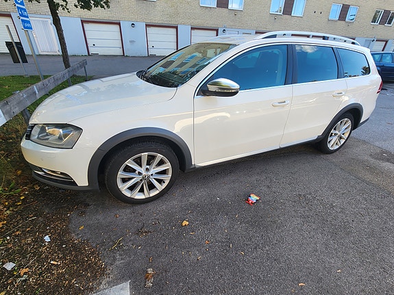 Volkswagen Passat Alltrack 3 of 10