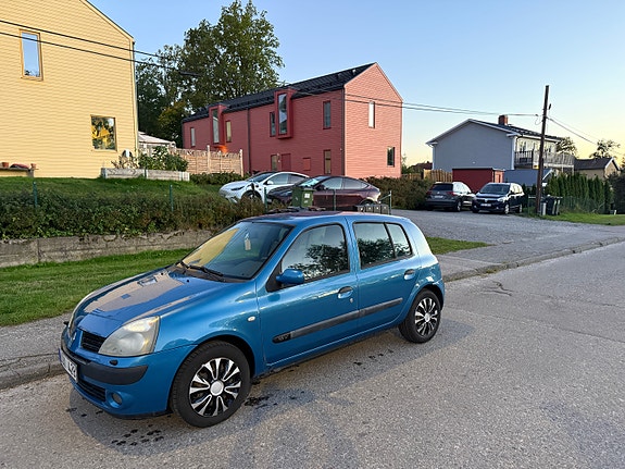 Renault Clio 14 of 15