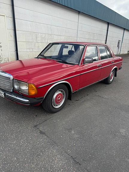 Mercedes-Benz 220 D 2 of 4