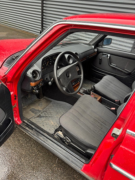 Mercedes-Benz 220 D 4 of 4