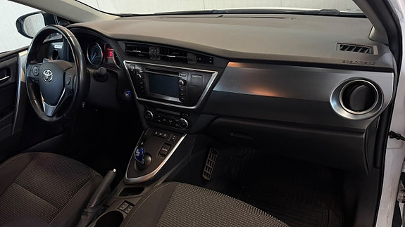 Toyota Auris 8 of 12