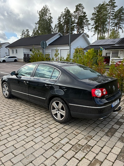 Volkswagen Passat 2 of 19